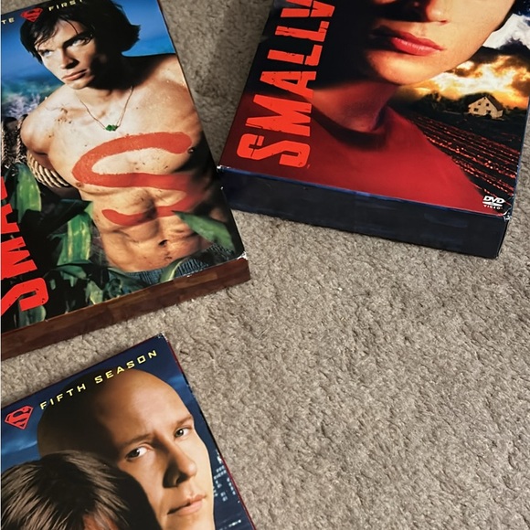 Smallville seasons 1-5 DVDs - Picture 2 of 7